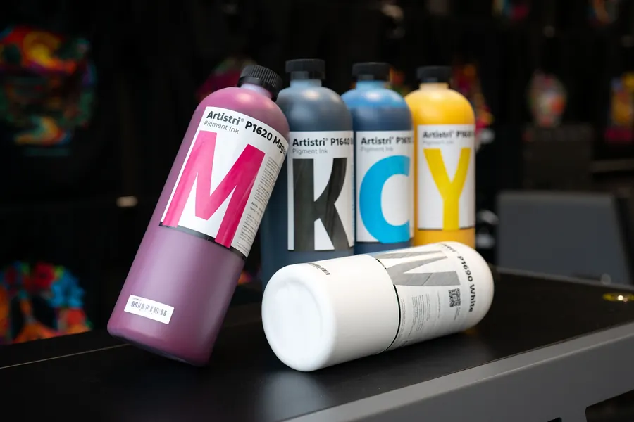 Pigmenttinten in Magenta, Schwarz, Cyan, Gelb und Weiß